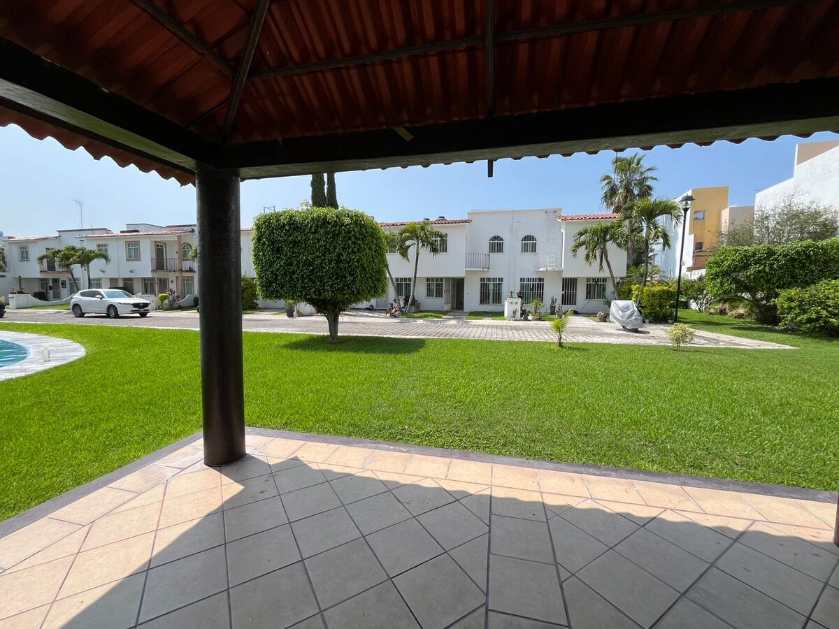 1 of 18: Casa frente a areas verdes