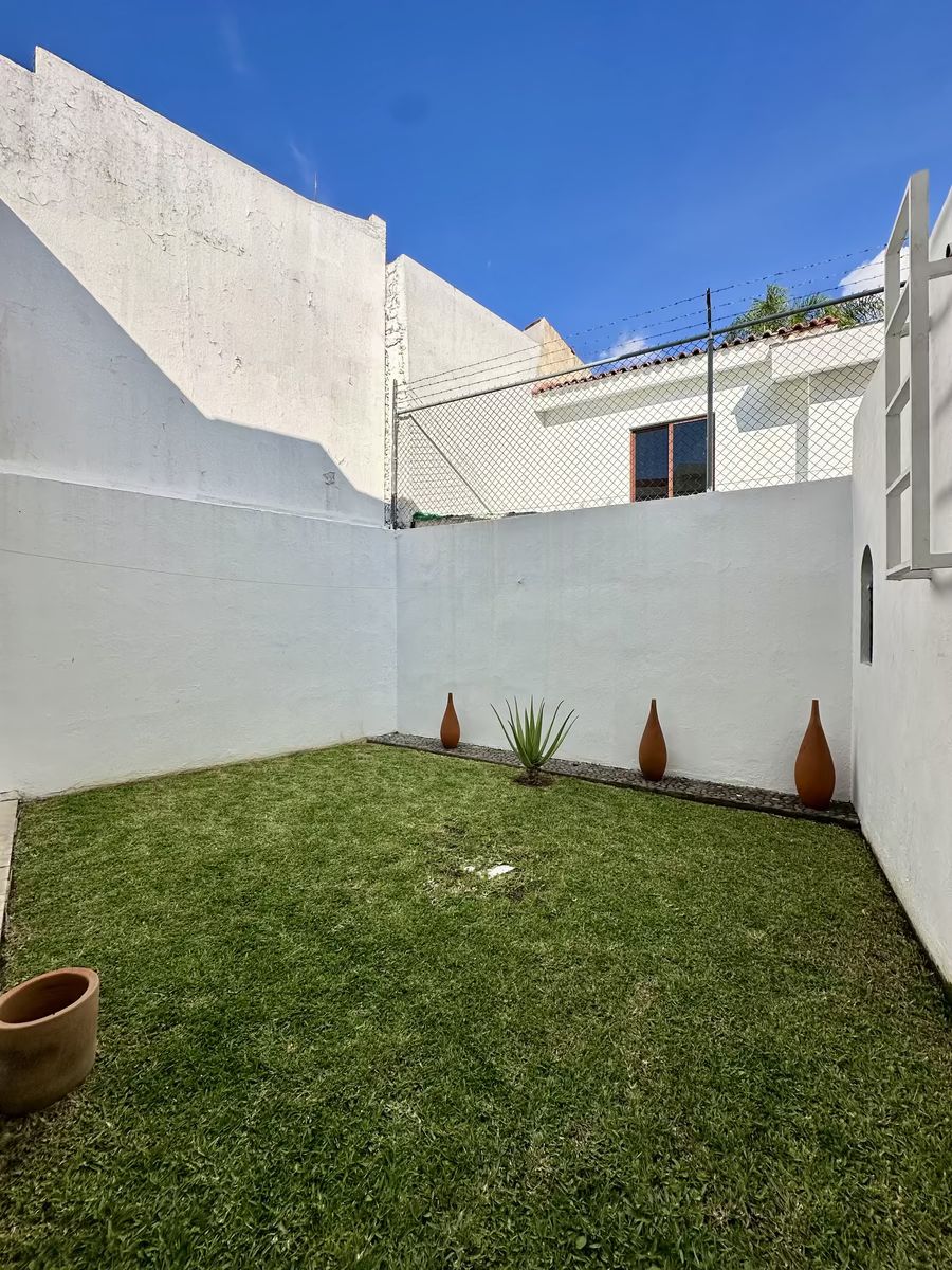 15 de 23: Terraza trasera