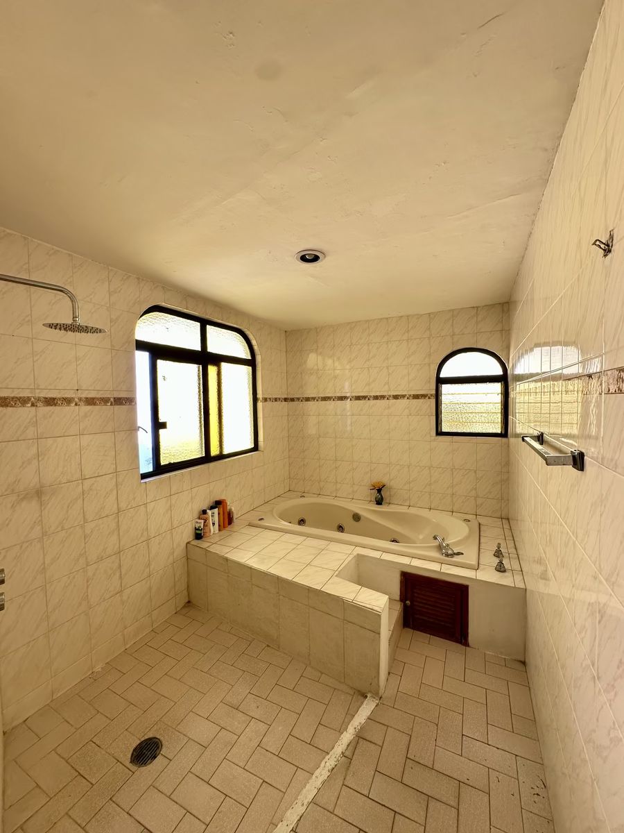 21 de 23: Baño de la recámara principal