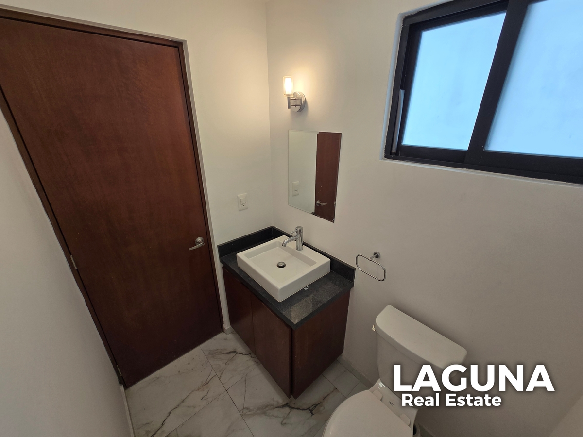 4 of 21: Medio Baño planta baja