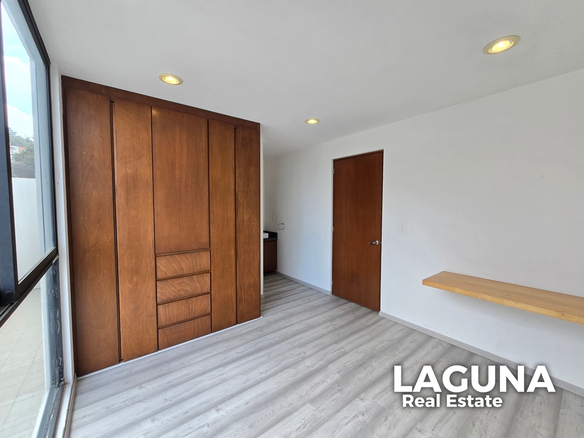 9 of 21: Primer Habitación con baño privado