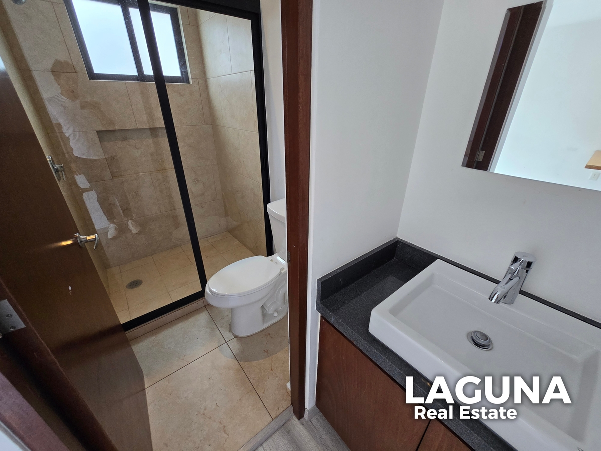 10 of 21: Baño privado