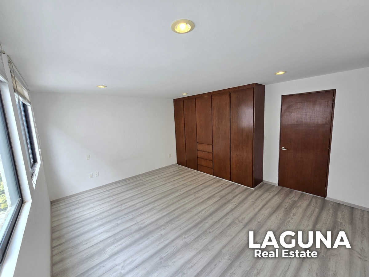 11 of 21: Segunda Habitación.