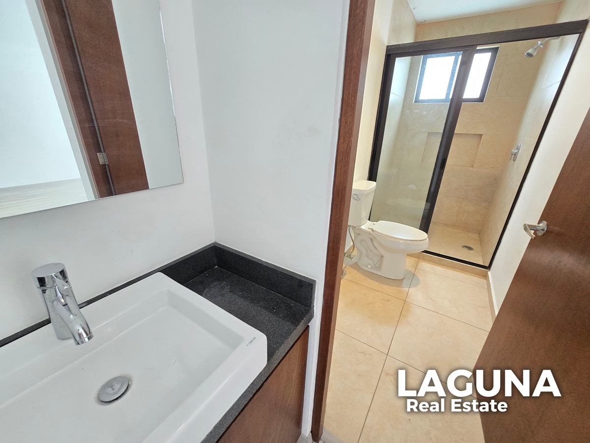 12 of 21: Baño Privado de segunda Habitación.