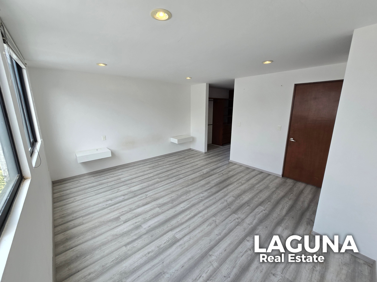 13 of 21: Habitación Principal con vestidor y baño completo.