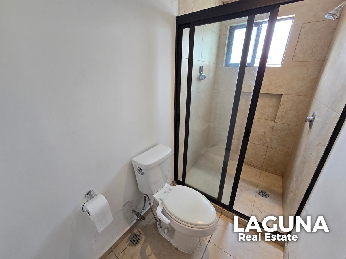16 of 21: Baño principal.