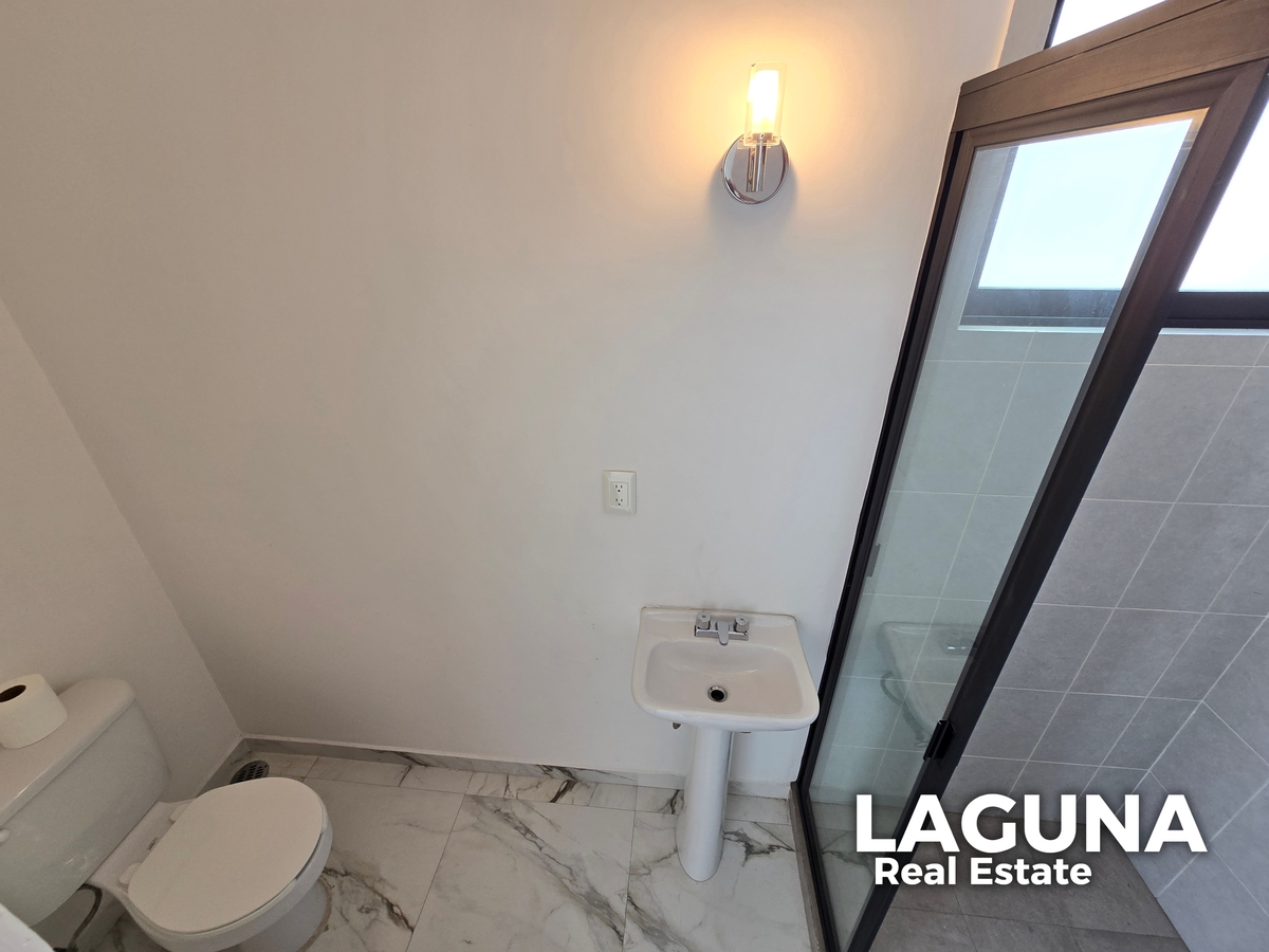 19 of 21: Baño de servicio.