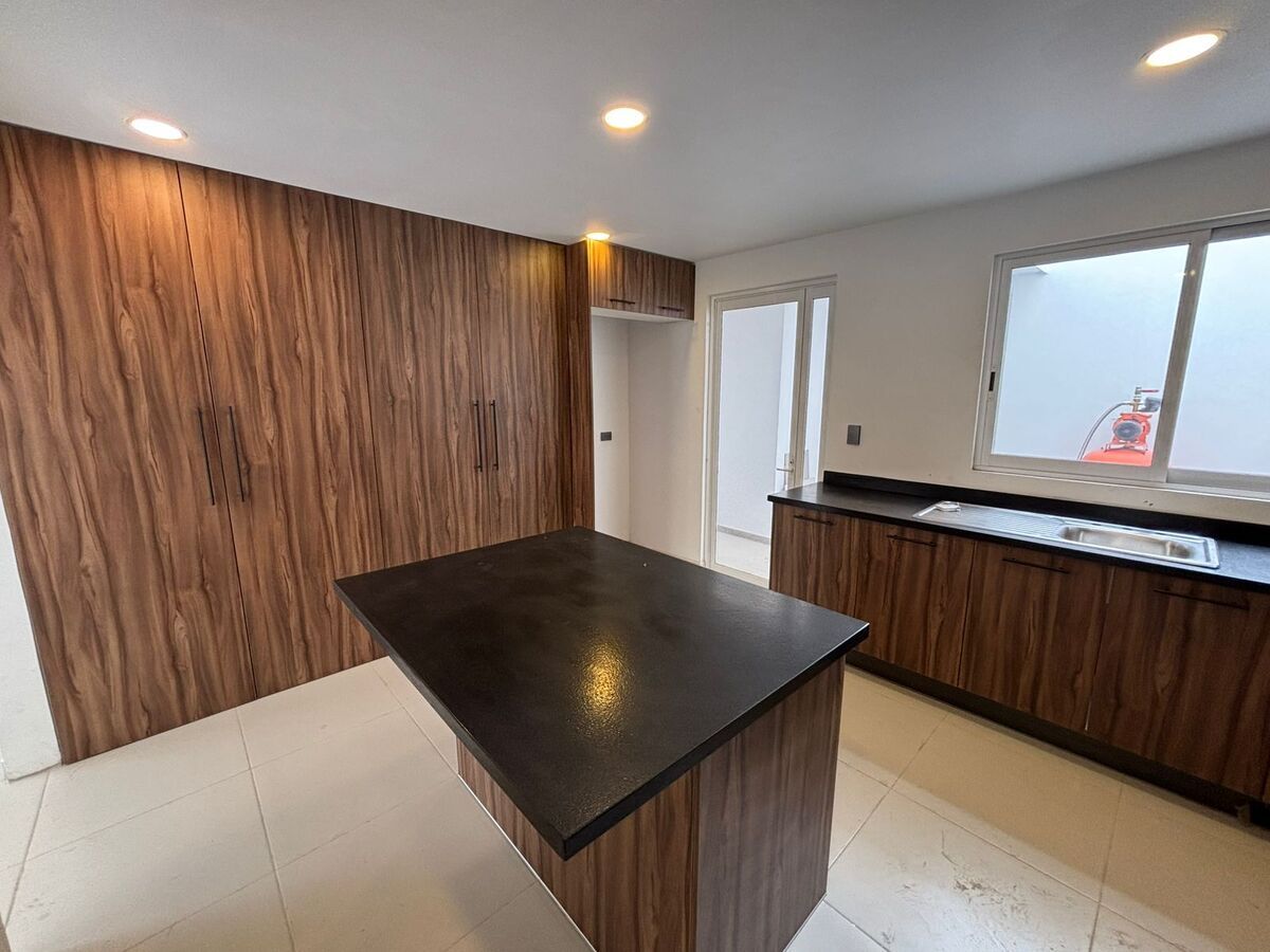 6 de 13: alacena e isla