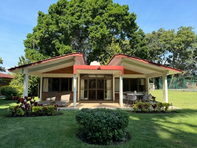 5 of 10: Fachada