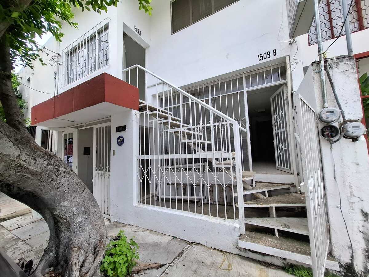 1 of 24: Fachada