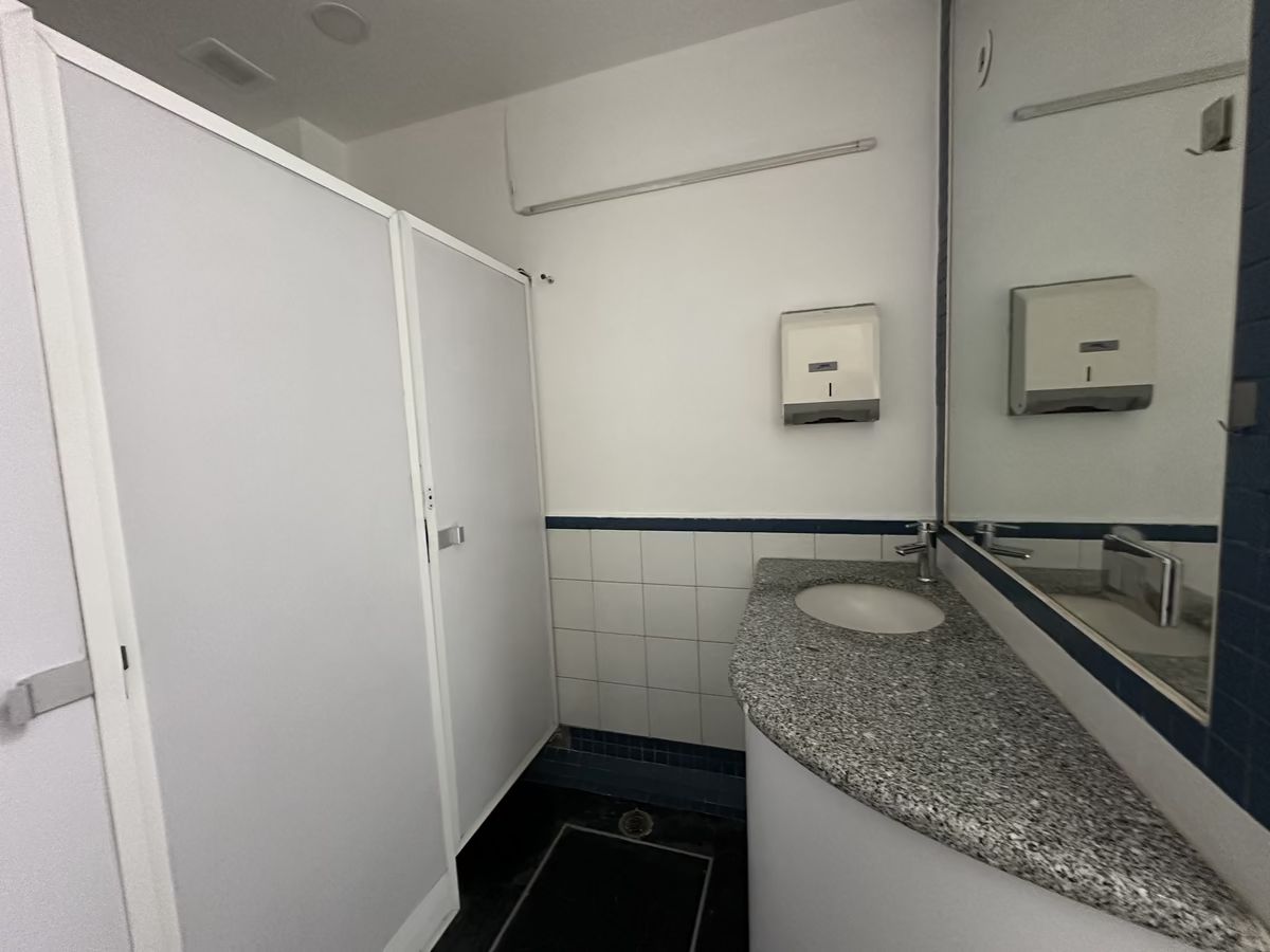 17 de 39: área de lavabo de medio baño (2)