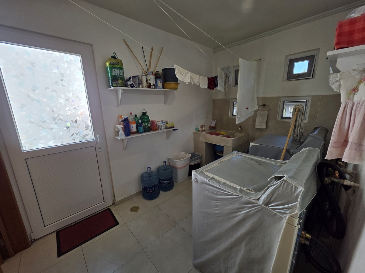 18 de 42: cuarto de lavado con salida al patio de tendido y medio baño