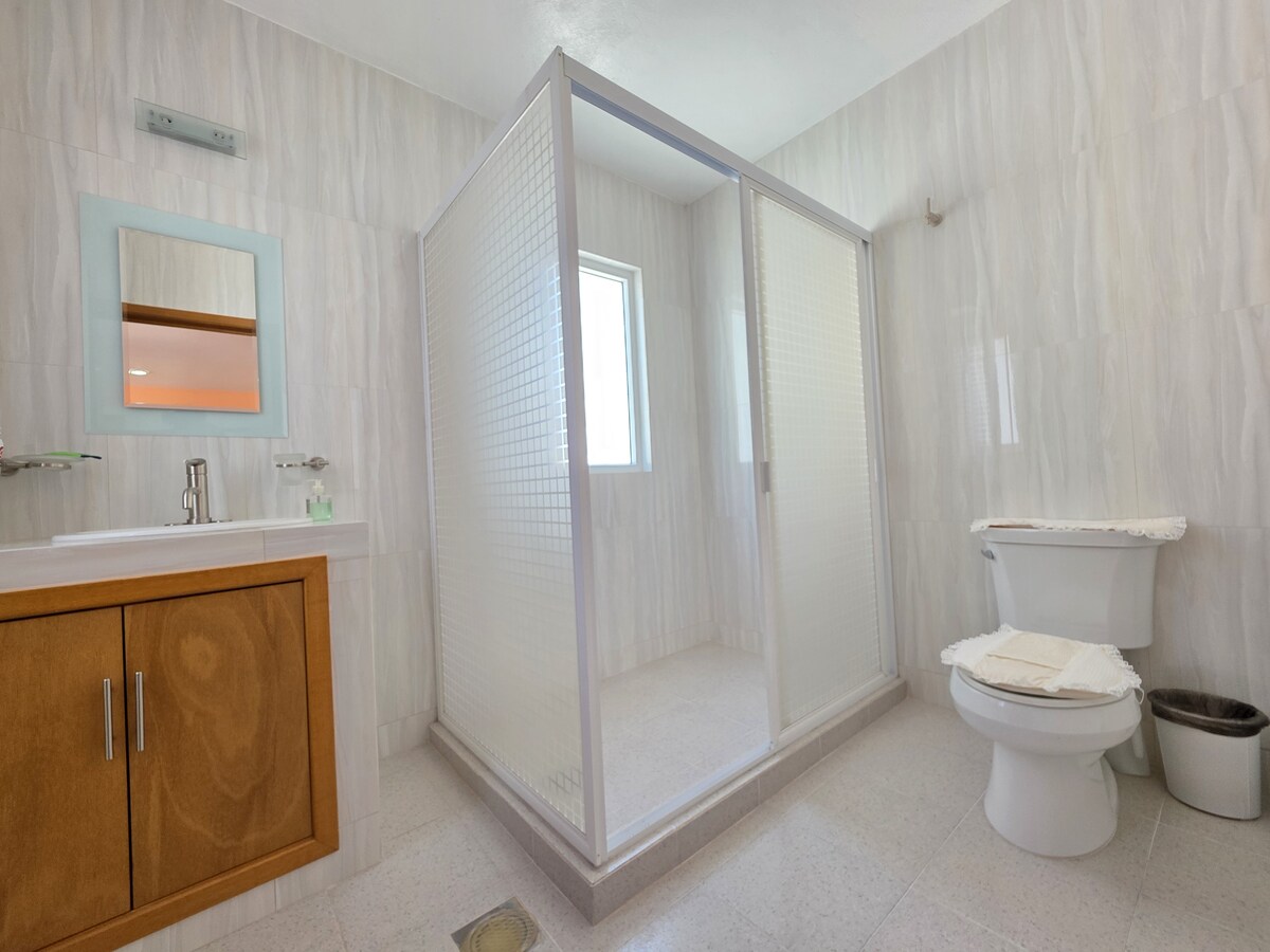 24 de 42: baño completo a compartir en planta alta