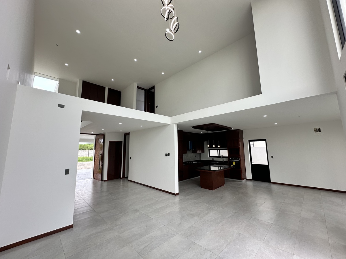 4 of 18: Sala  a doble altura.