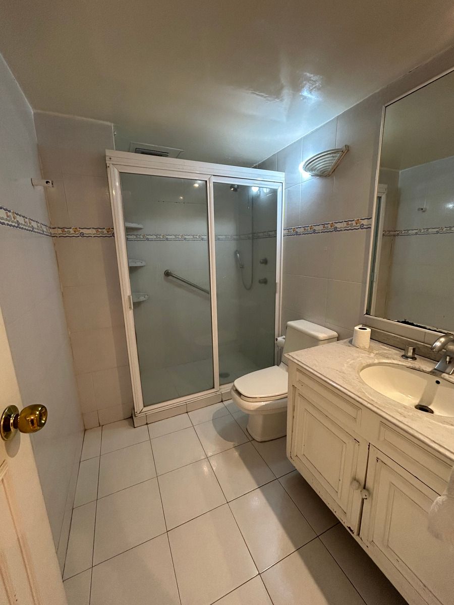 11 de 17: baño completo compartido