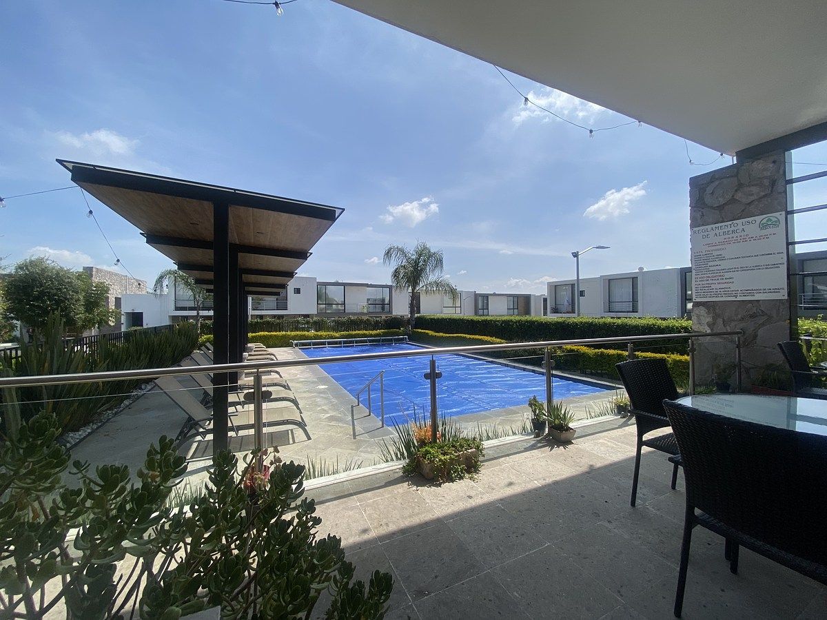 20 de 21: Alberca con camastros