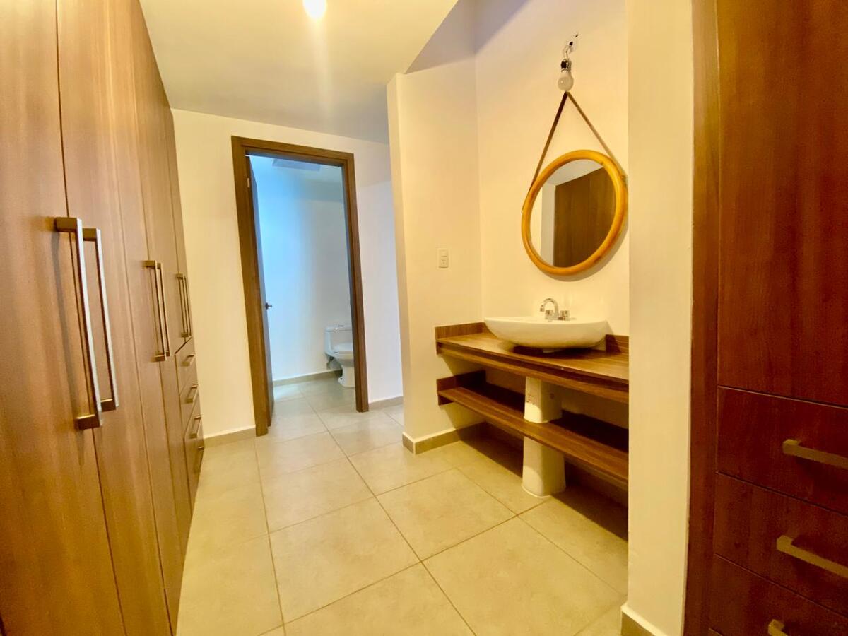 14 de 21: Vestidor y baño de recámara principal