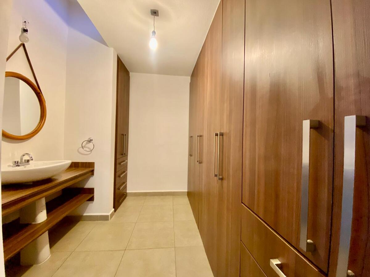 13 de 16: Vestidor de recámara principal