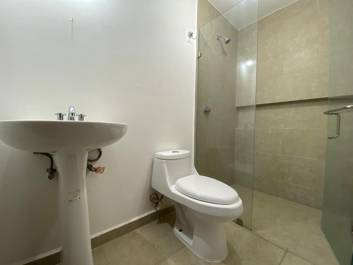 16 de 16: Baño completo que da servicio a recámaras secundarias