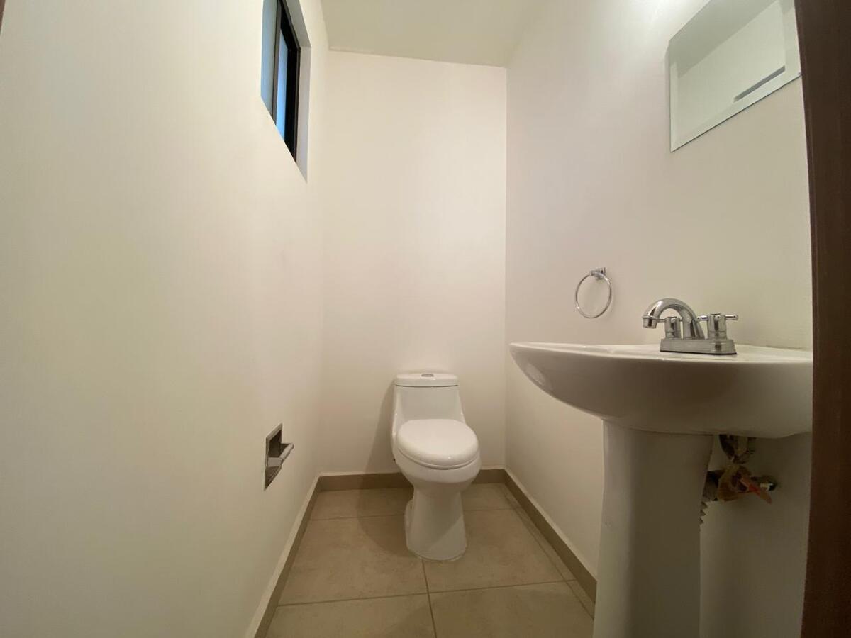 3 de 16: Medio baño para visitas