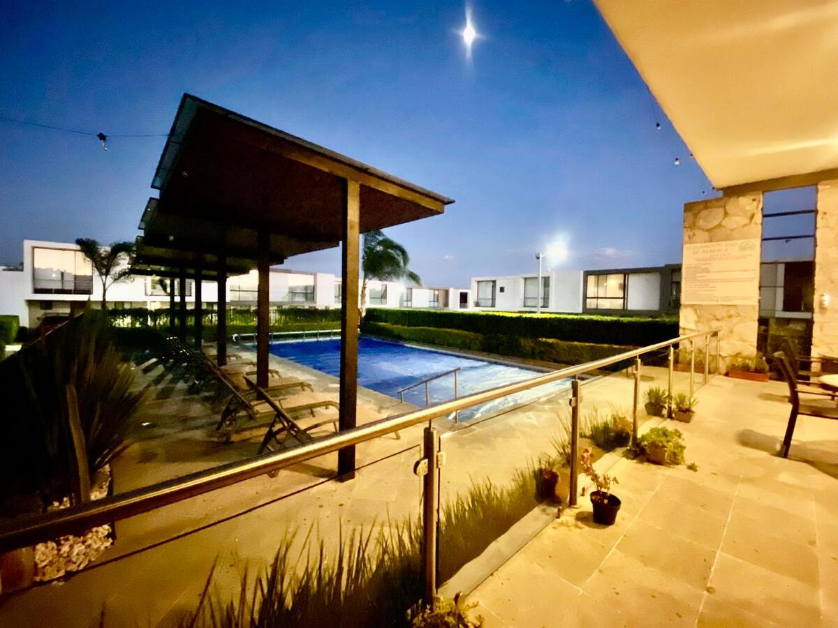 19 de 21: Alberca y terraza con asadores