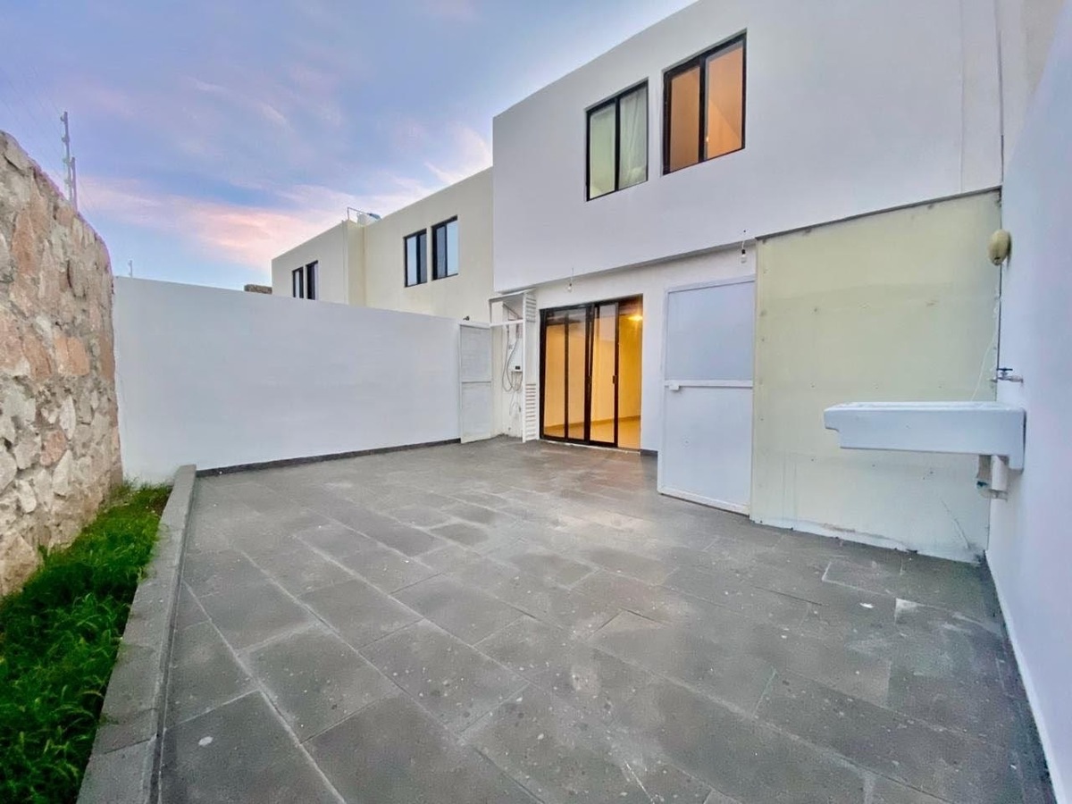 9 de 21: Patio amplio con jardinera y área de lavado cubierta