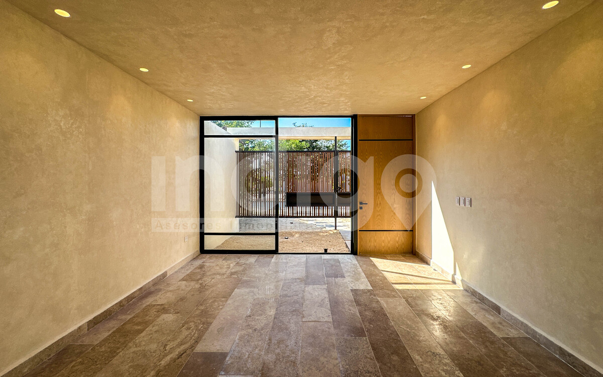 9 de 49: Sala con Vista al Jardín Frontal