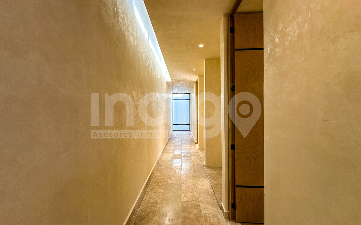 23 de 49: Pasillo de Distribución a las Recámaras