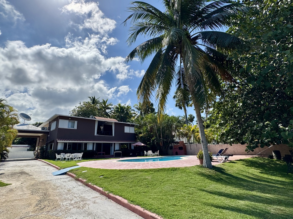 7 de 27: Casa principal con piscina