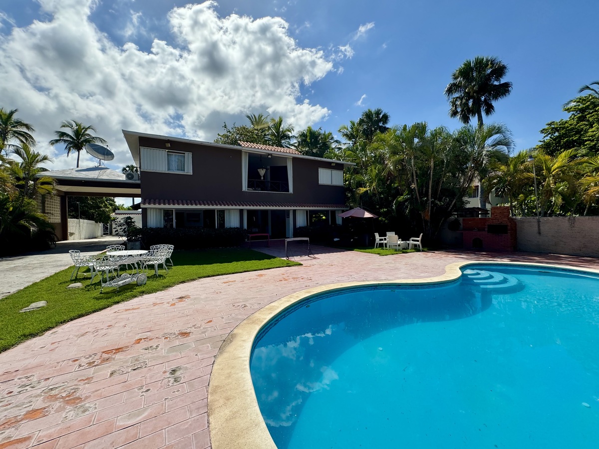 3 de 27: Casa principal con piscina