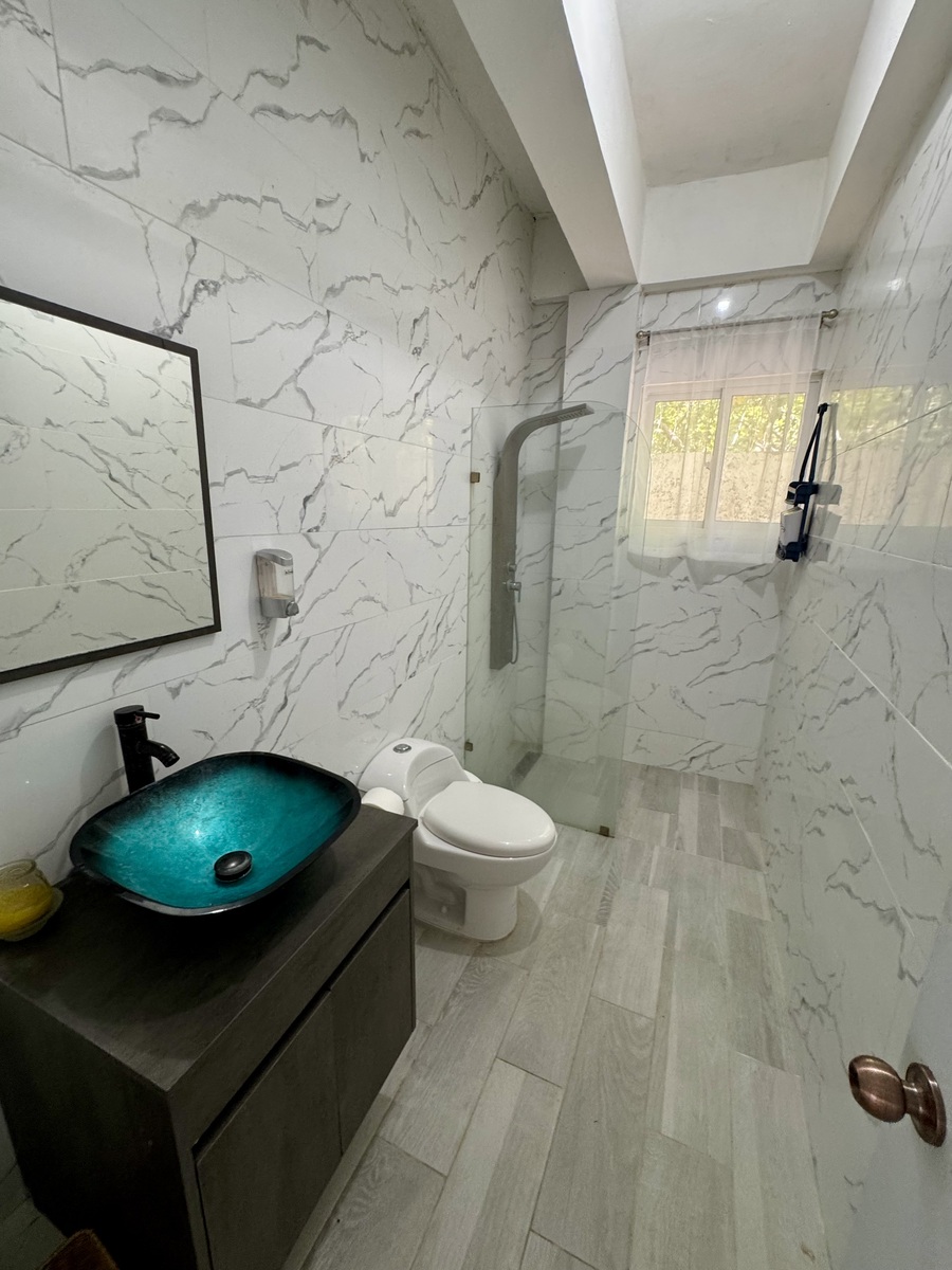 24 de 27: Guesthouse / Bano