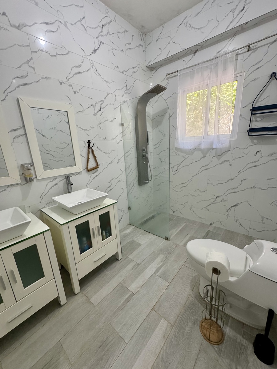 26 de 27: Guesthouse / Bano