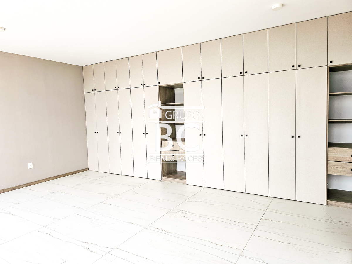 13 de 19: Cuarto principal con ampli closet