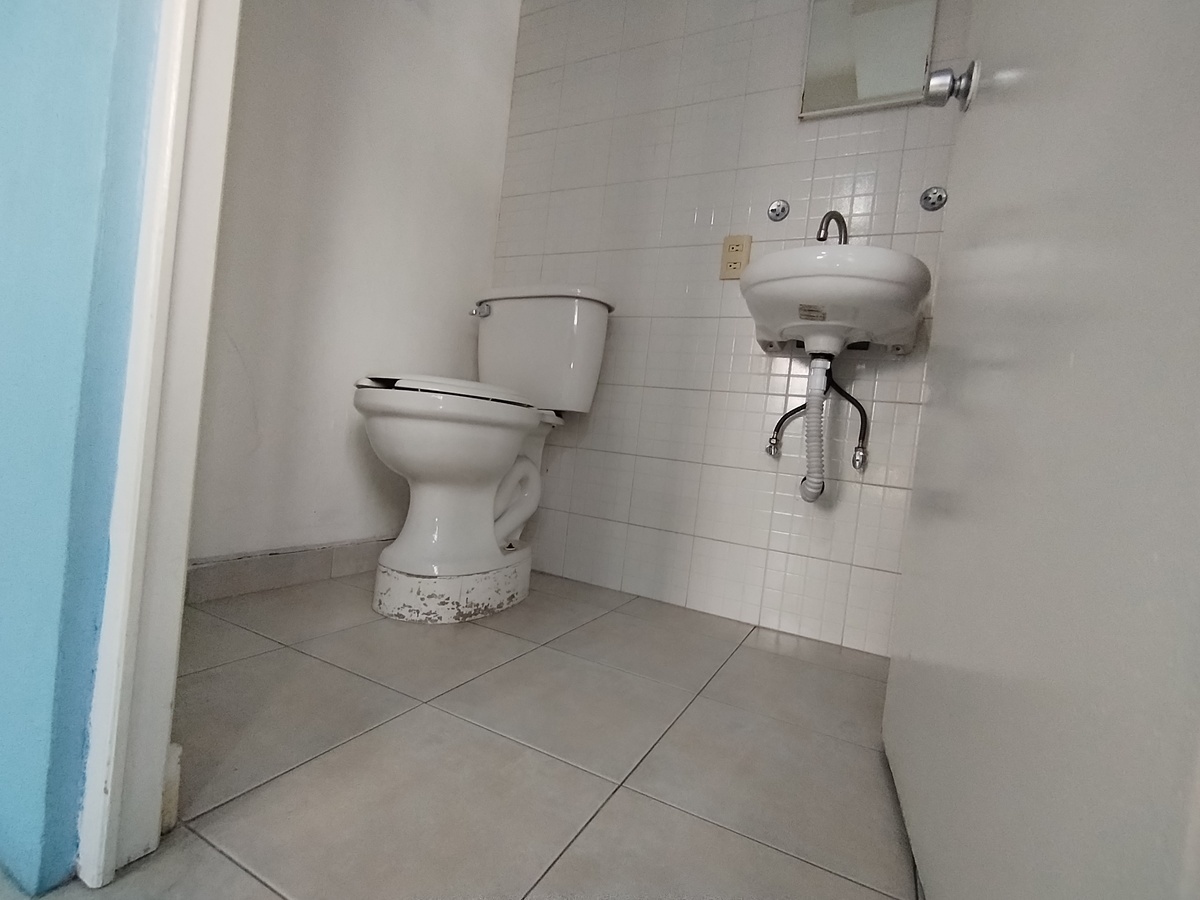 3 de 23: BAÑO COMPLETO CUBICULO NO. 1