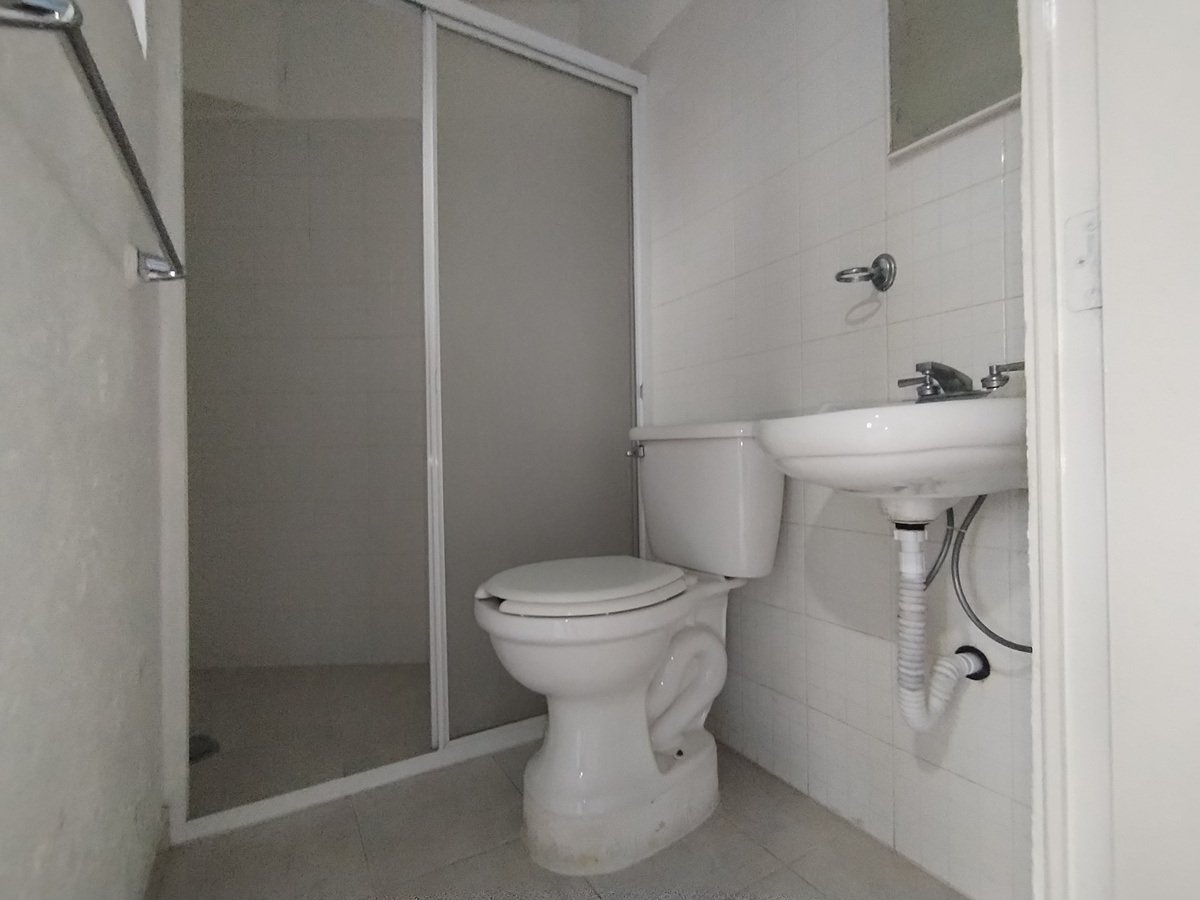 8 de 23: BAÑO COMPLETO CUBICULO NO. 2