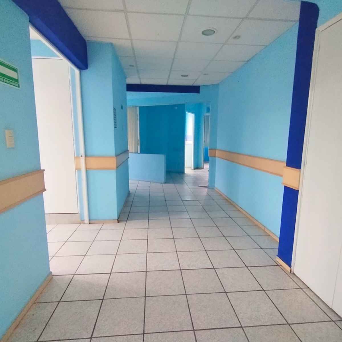 4 de 23: PASILLO QUE CONECTAN CUBICULOS