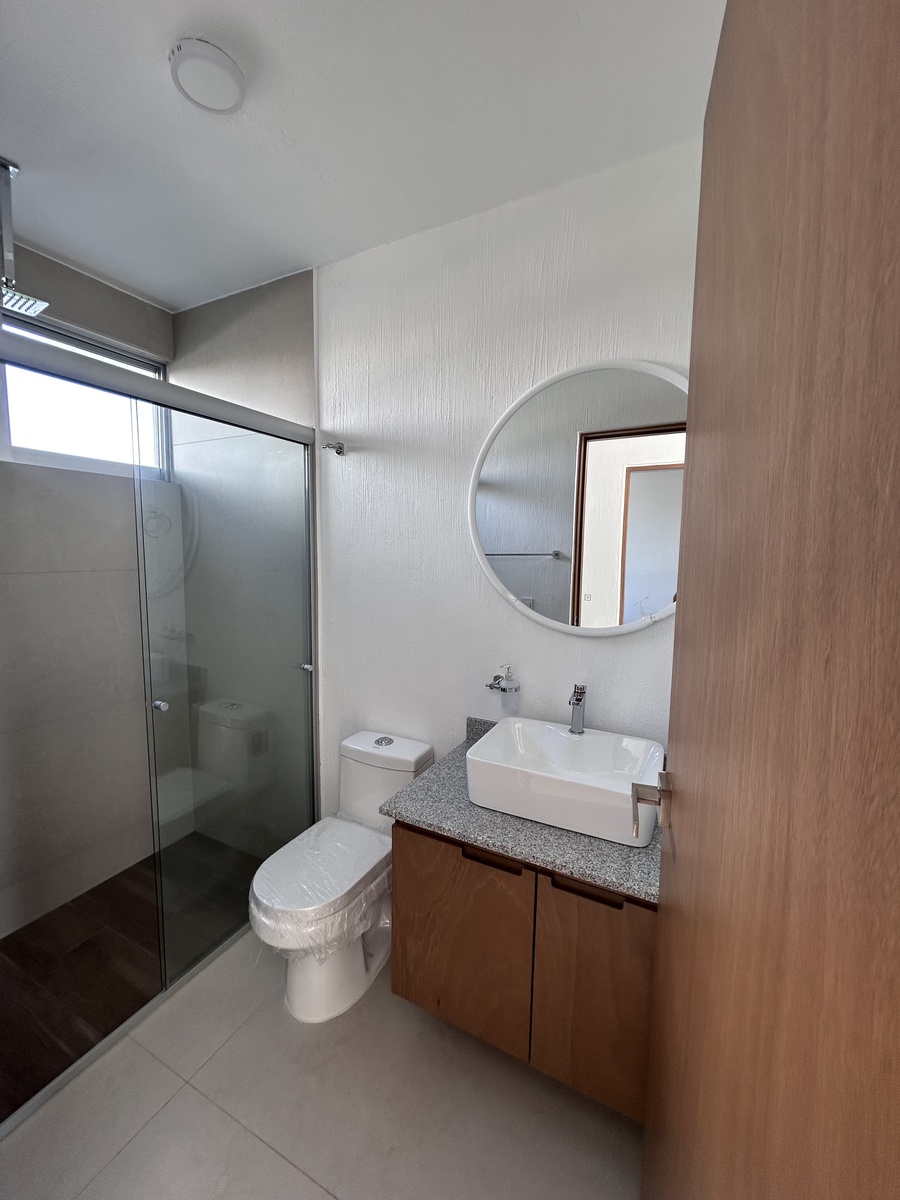 5 of 16: baño pb