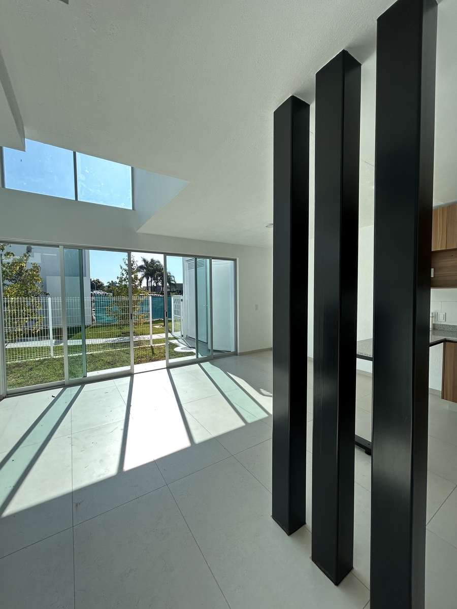 1 of 16: sala con vista a senda