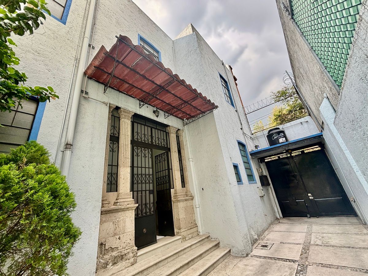 2 de 42: Entrada principal a la casa, al fondo la puerta d la cochera