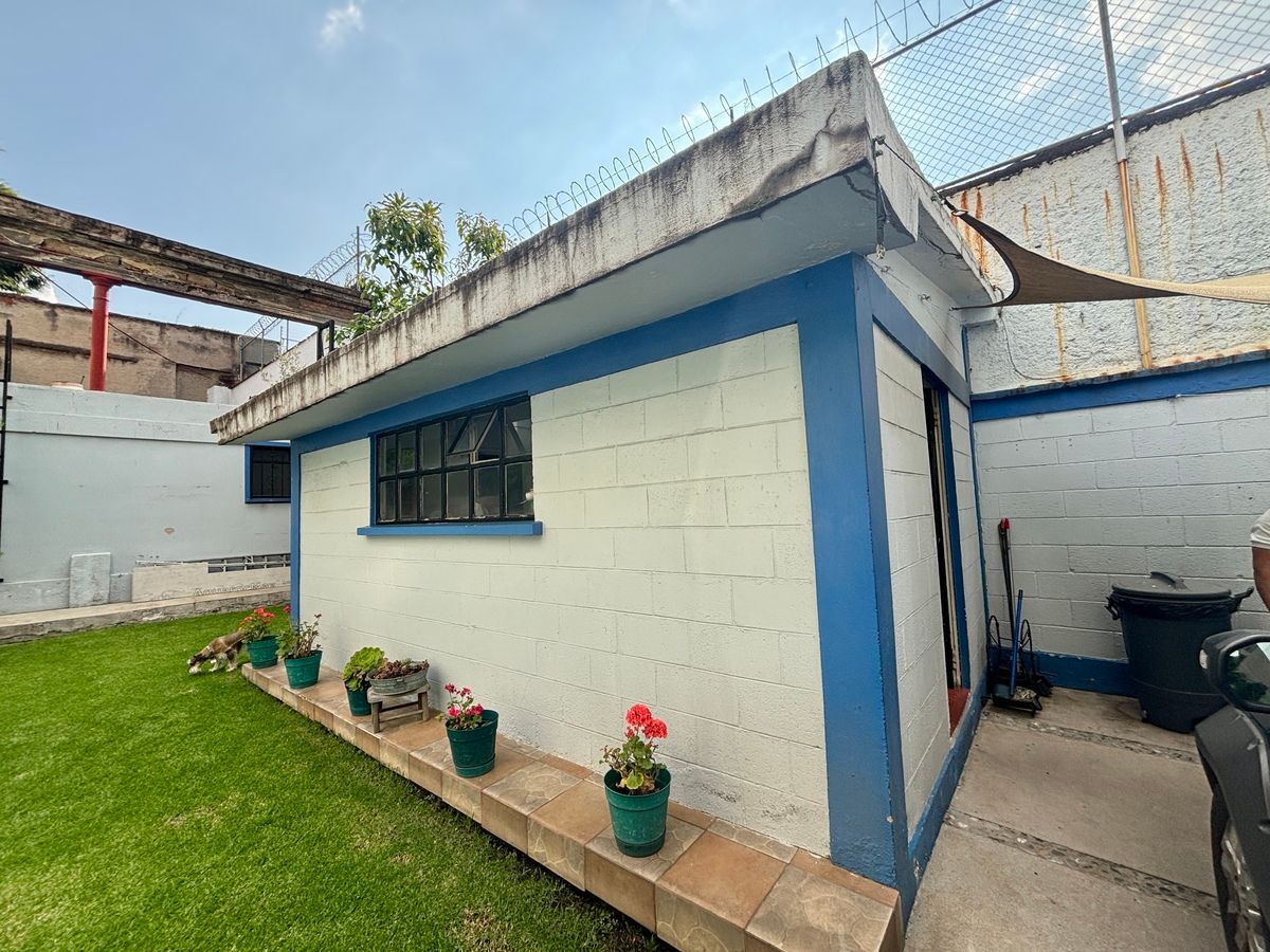 42 de 42: Cuarto de servicio con baño