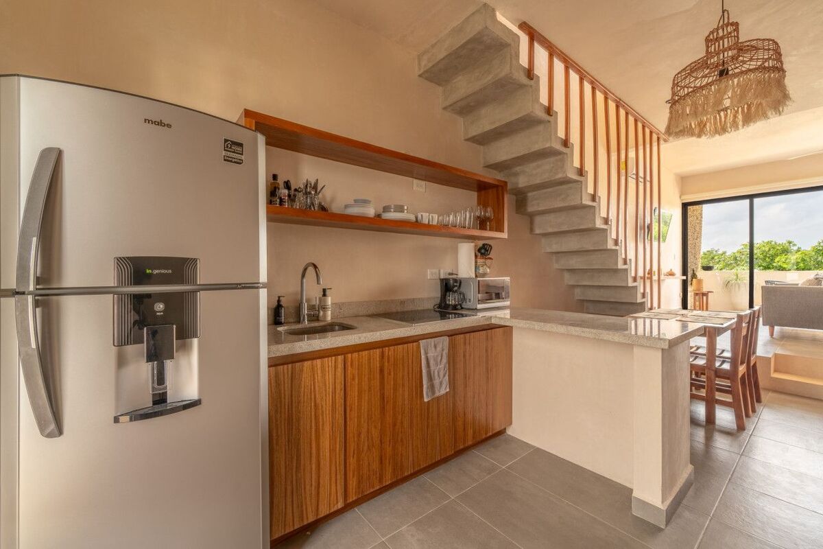 5 de 12: Kitchen and dining with staircase to private rooftop pool.