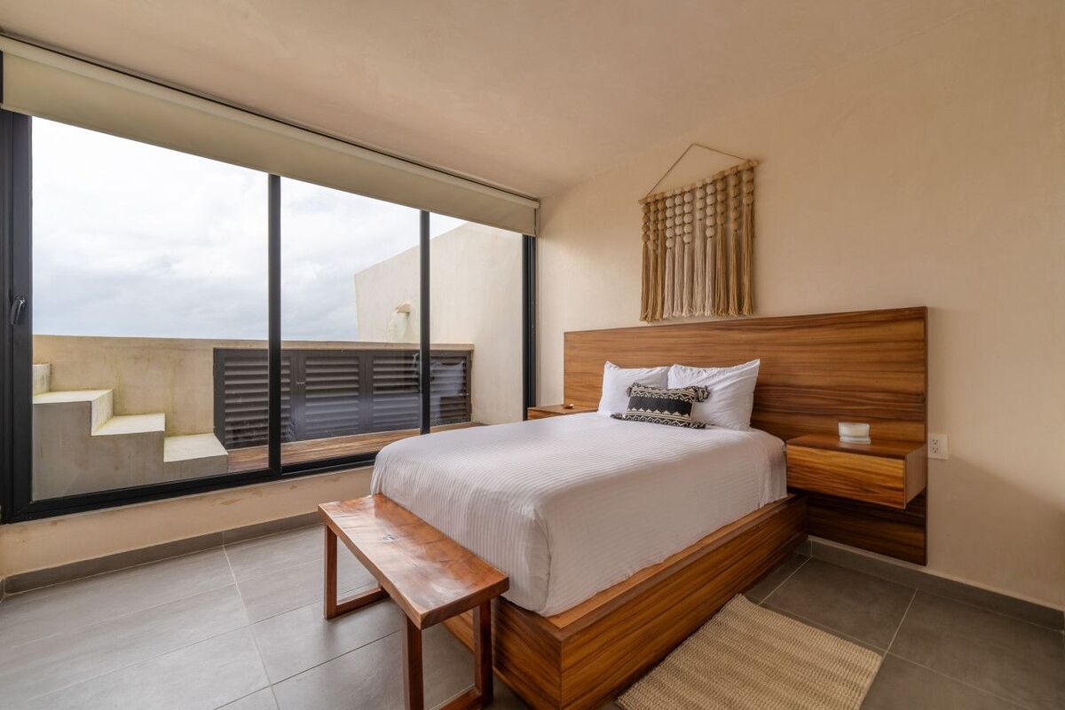 4 de 12: Bedroom with glass wall and pool access.