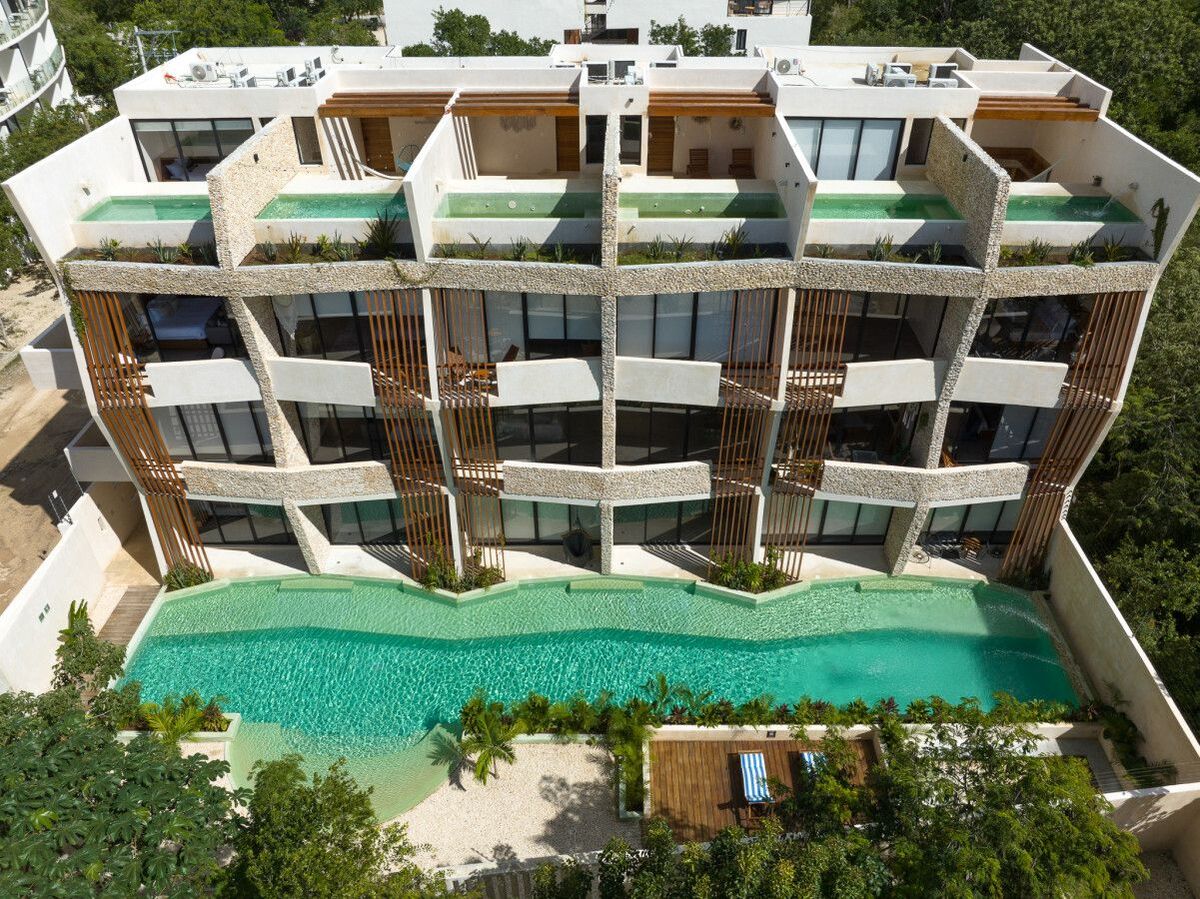 1 de 12: Penthouse building exterior with resort pool penthouses.