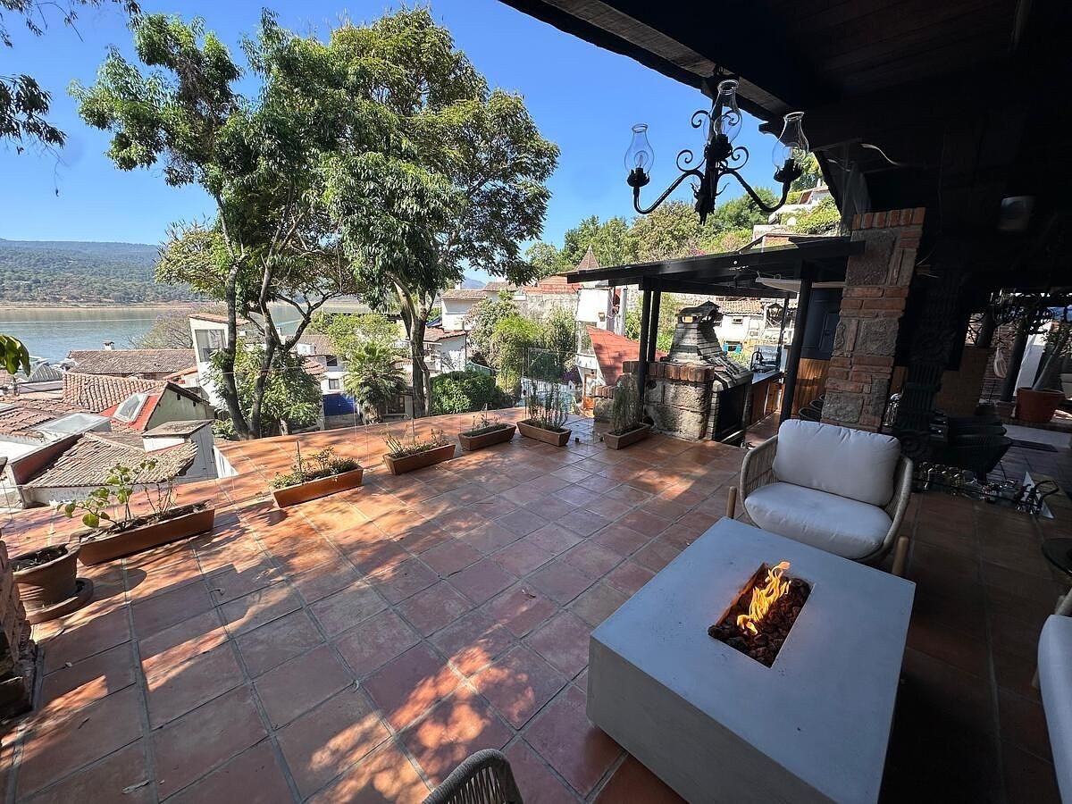 Comedor exterior con vista al lago, foto 9 de 29
