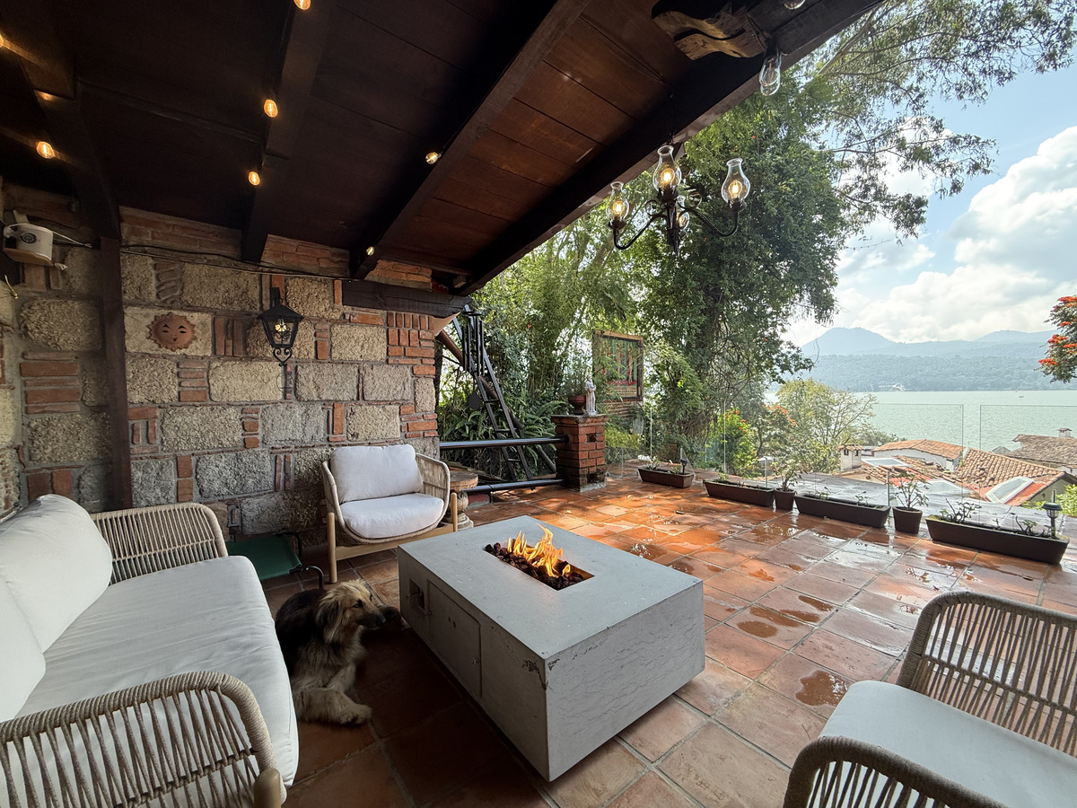 2 of 30: Sala exterior con vista al lago