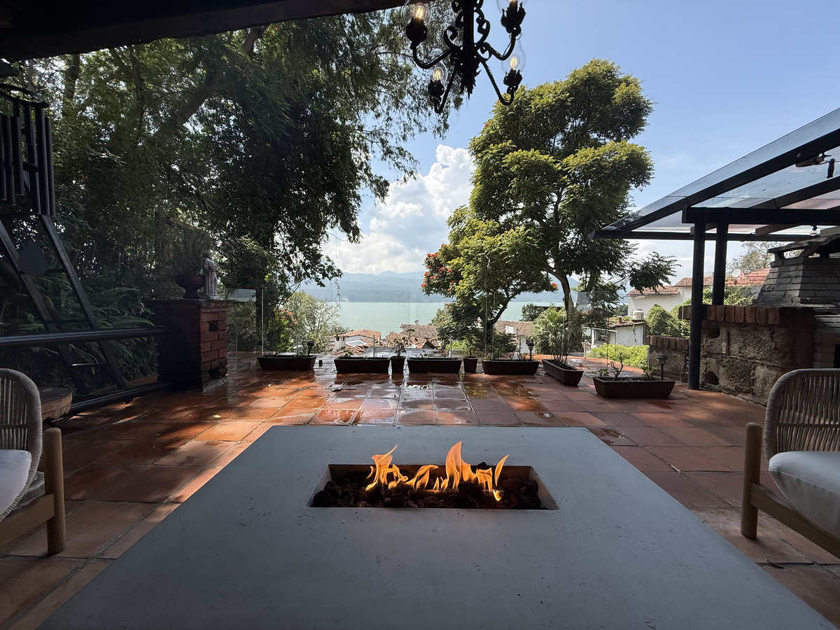 3 of 30: Sala exterior con vista al lago