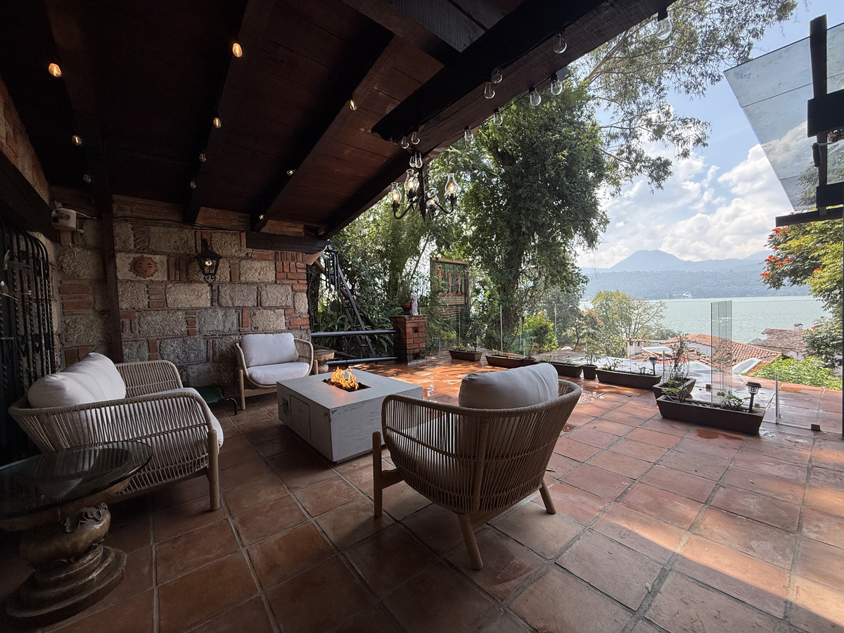 1 of 30: Sala exterior con vista al lago
