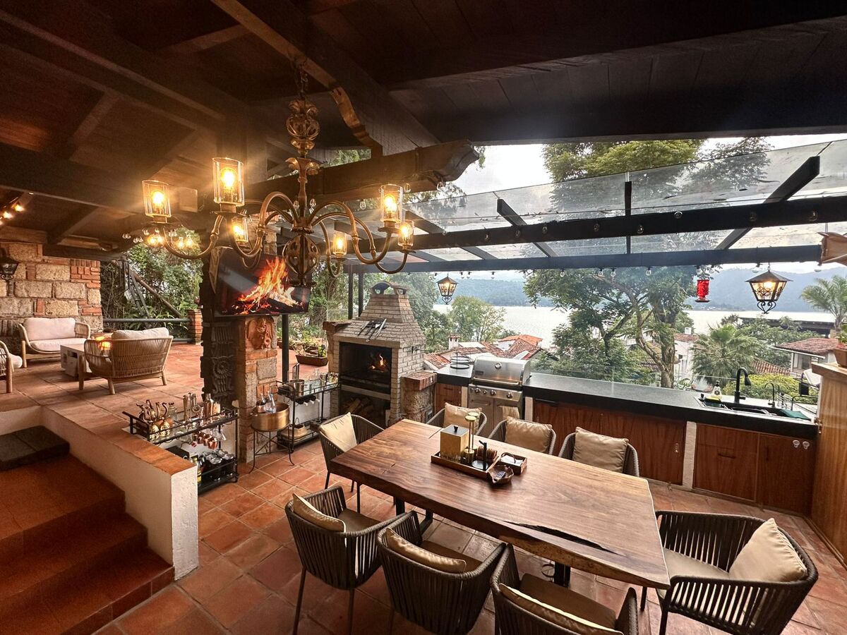 4 of 30: Comedor exterior con vista al lago