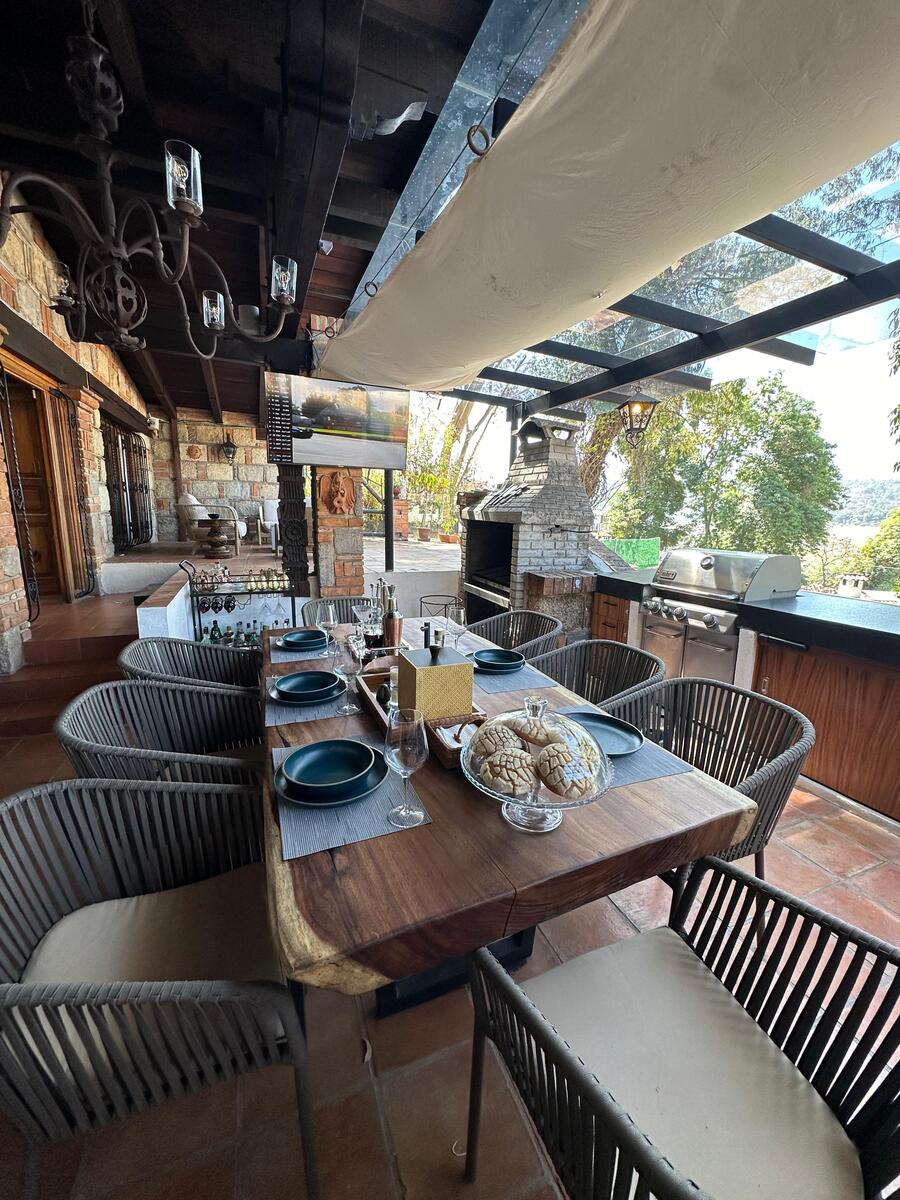 5 of 30: Comedor exterior con vista al lago