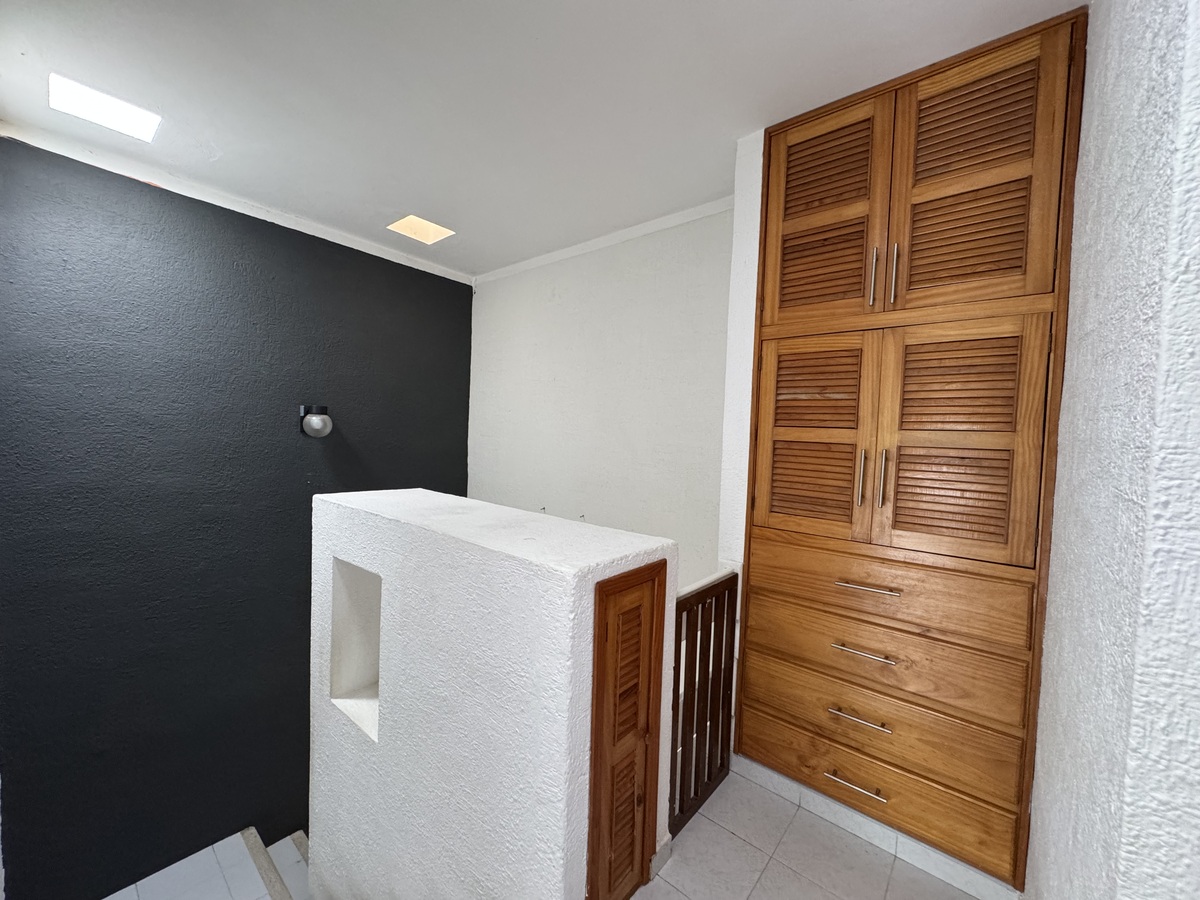 10 de 16: Escalera y clóset de blancos (2da planta)